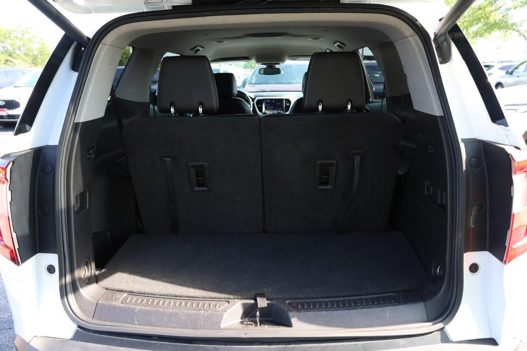 GMC Acadia Vehicle Full-screen Gallery Image 07