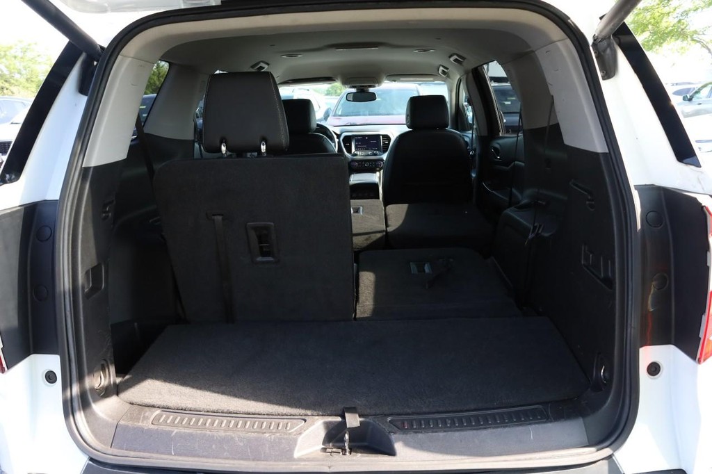 GMC Acadia Vehicle Full-screen Gallery Image 08