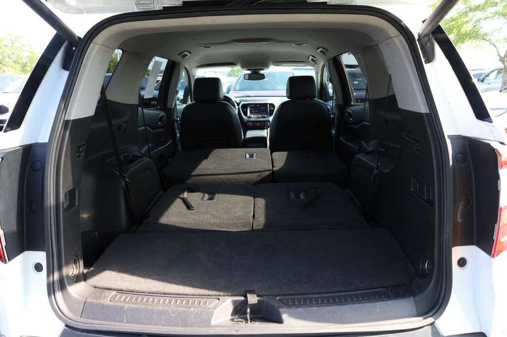 GMC Acadia Vehicle Full-screen Gallery Image 09