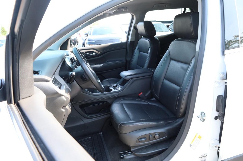 GMC Acadia Vehicle Full-screen Gallery Image 10