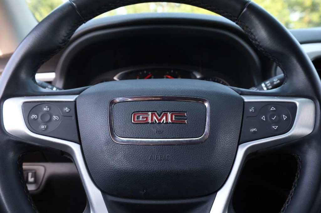 GMC Acadia Vehicle Full-screen Gallery Image 11
