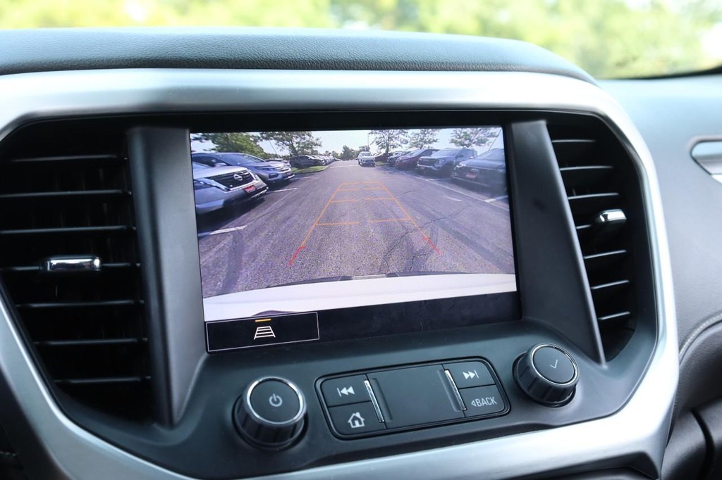 GMC Acadia Vehicle Full-screen Gallery Image 14