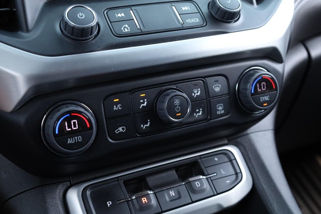 GMC Acadia Vehicle Full-screen Gallery Image 15