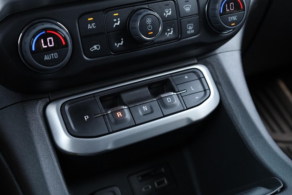 GMC Acadia Vehicle Full-screen Gallery Image 16