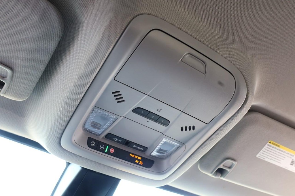 GMC Acadia Vehicle Full-screen Gallery Image 19