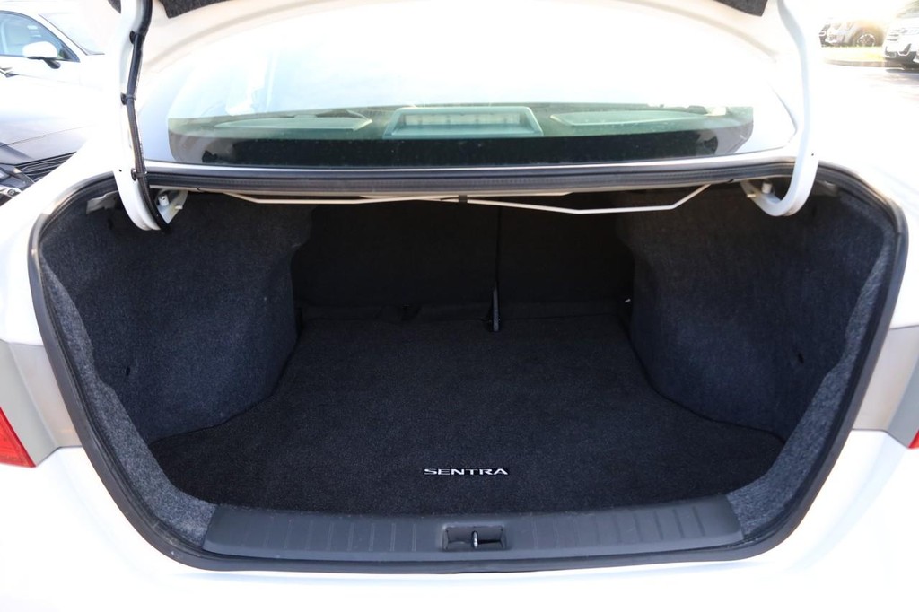 Nissan Sentra Vehicle Image 07