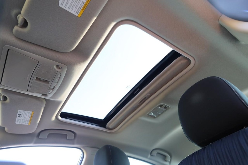 Nissan Sentra Vehicle Image 09