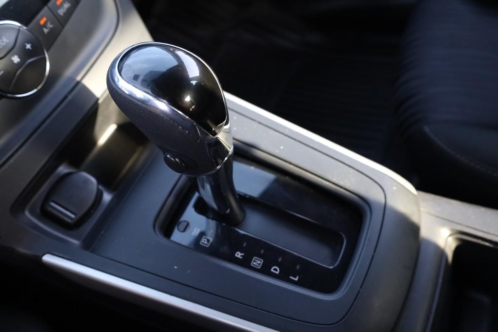 Nissan Sentra Vehicle Image 16