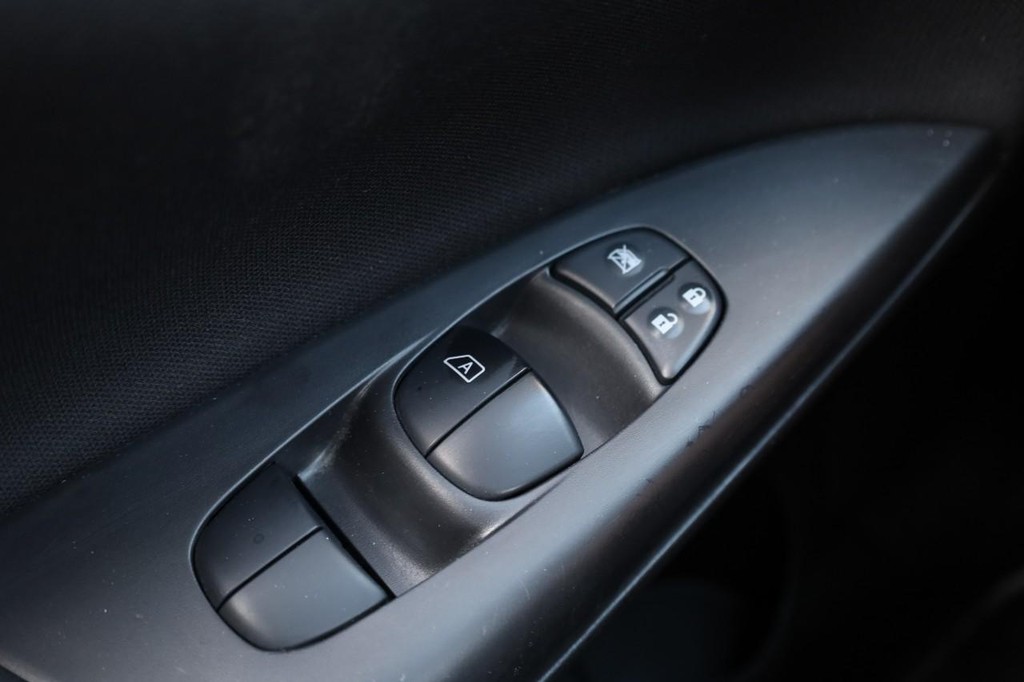 Nissan Sentra Vehicle Image 18