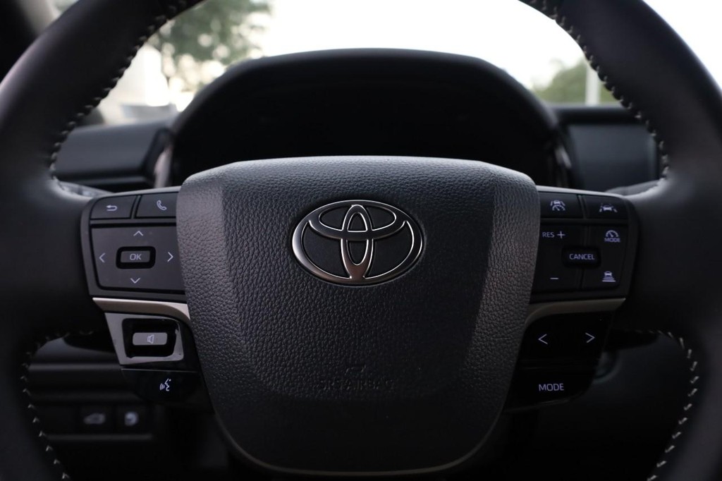 Toyota Camry Vehicle Image 09