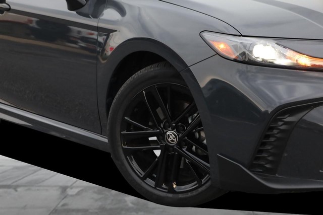 Toyota Camry Vehicle Full-screen Gallery Image 3
