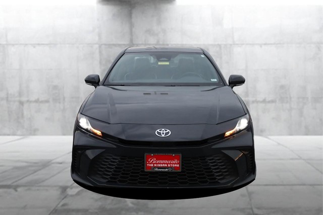 Toyota Camry Vehicle Full-screen Gallery Image 4