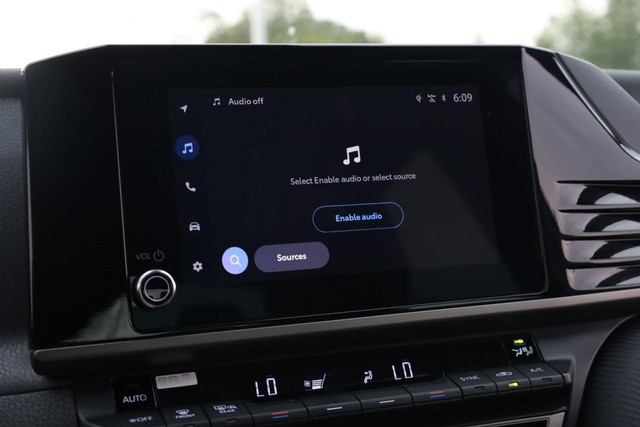Toyota Camry Vehicle Full-screen Gallery Image 11