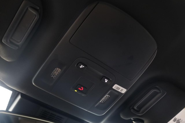 Toyota Camry Vehicle Full-screen Gallery Image 16