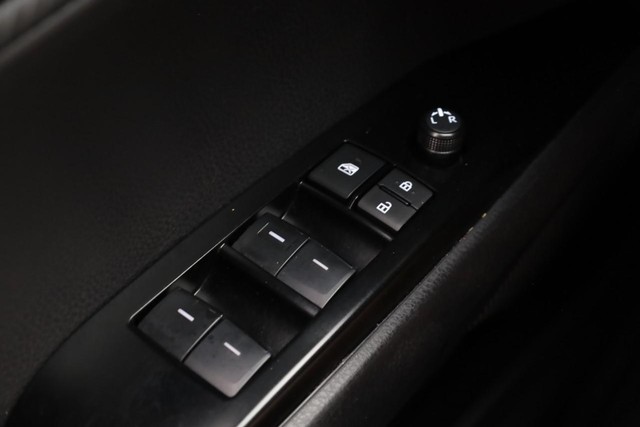Toyota Camry Vehicle Full-screen Gallery Image 17