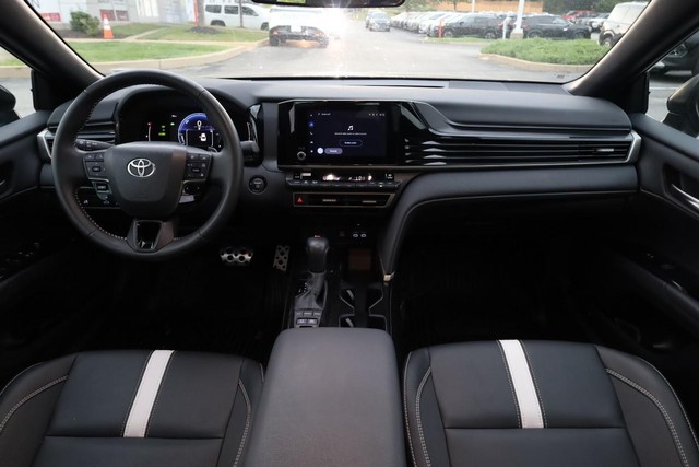 Toyota Camry Vehicle Full-screen Gallery Image 21