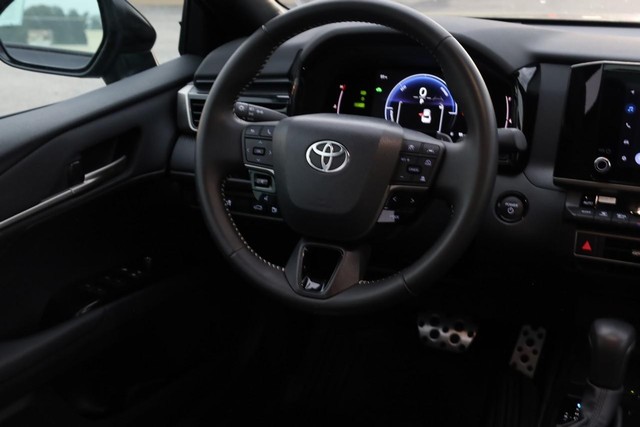 Toyota Camry Vehicle Full-screen Gallery Image 22
