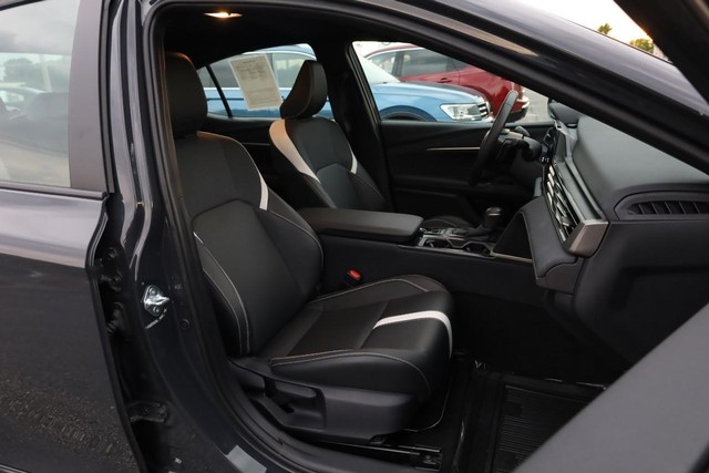 Toyota Camry Vehicle Full-screen Gallery Image 23