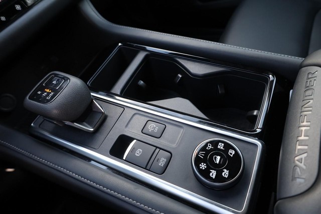 Nissan Pathfinder Vehicle Image 18