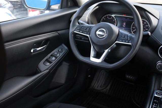 Nissan Sentra Vehicle Image 22