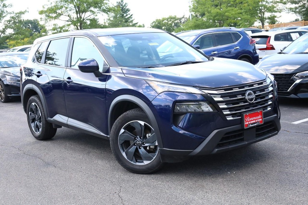Nissan Rogue Vehicle Full-screen Gallery Image 2