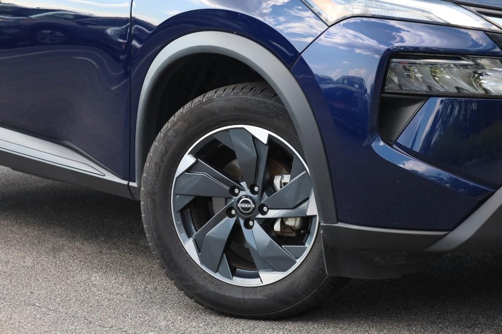 Nissan Rogue Vehicle Full-screen Gallery Image 3
