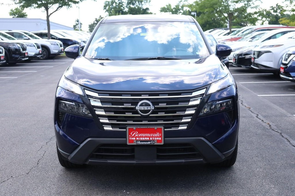 Nissan Rogue Vehicle Full-screen Gallery Image 4