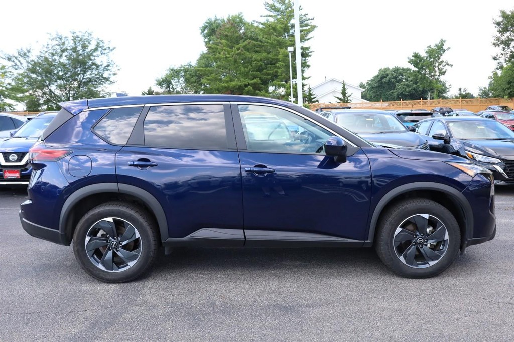 Nissan Rogue Vehicle Full-screen Gallery Image 5