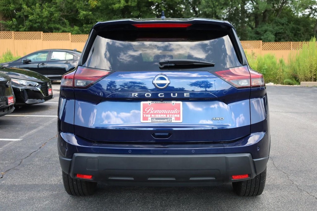Nissan Rogue Vehicle Full-screen Gallery Image 6