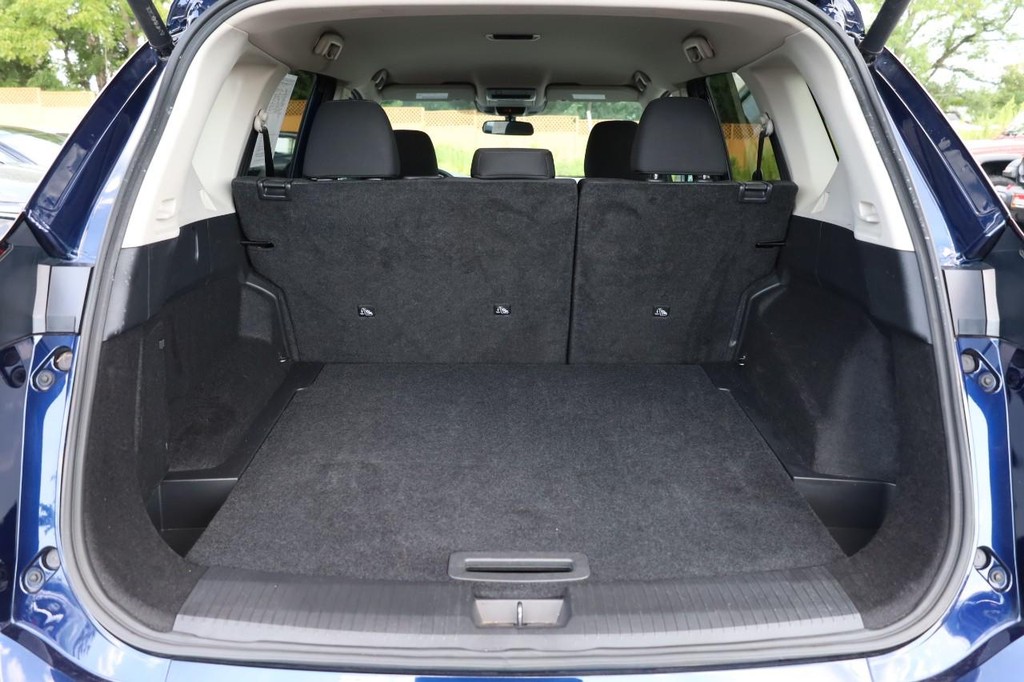 Nissan Rogue Vehicle Full-screen Gallery Image 7