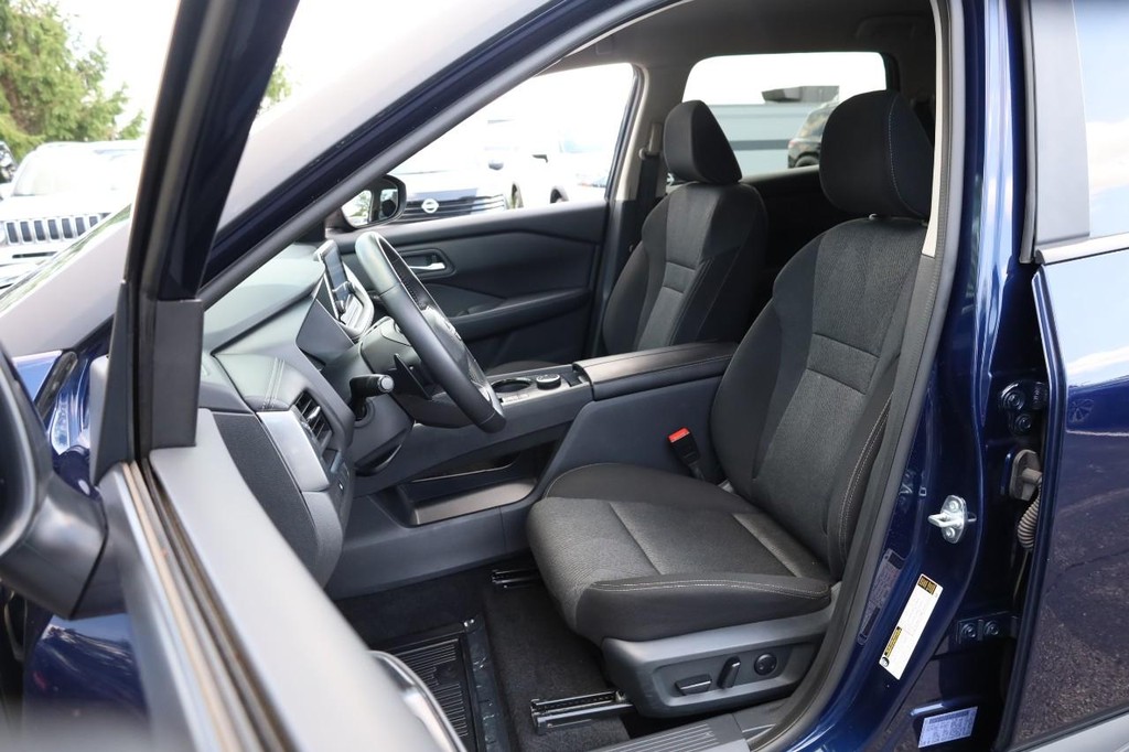 Nissan Rogue Vehicle Full-screen Gallery Image 8