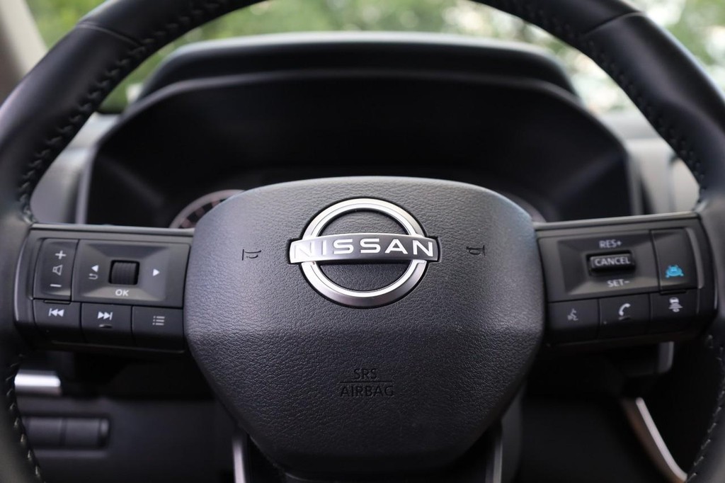 Nissan Rogue Vehicle Full-screen Gallery Image 9