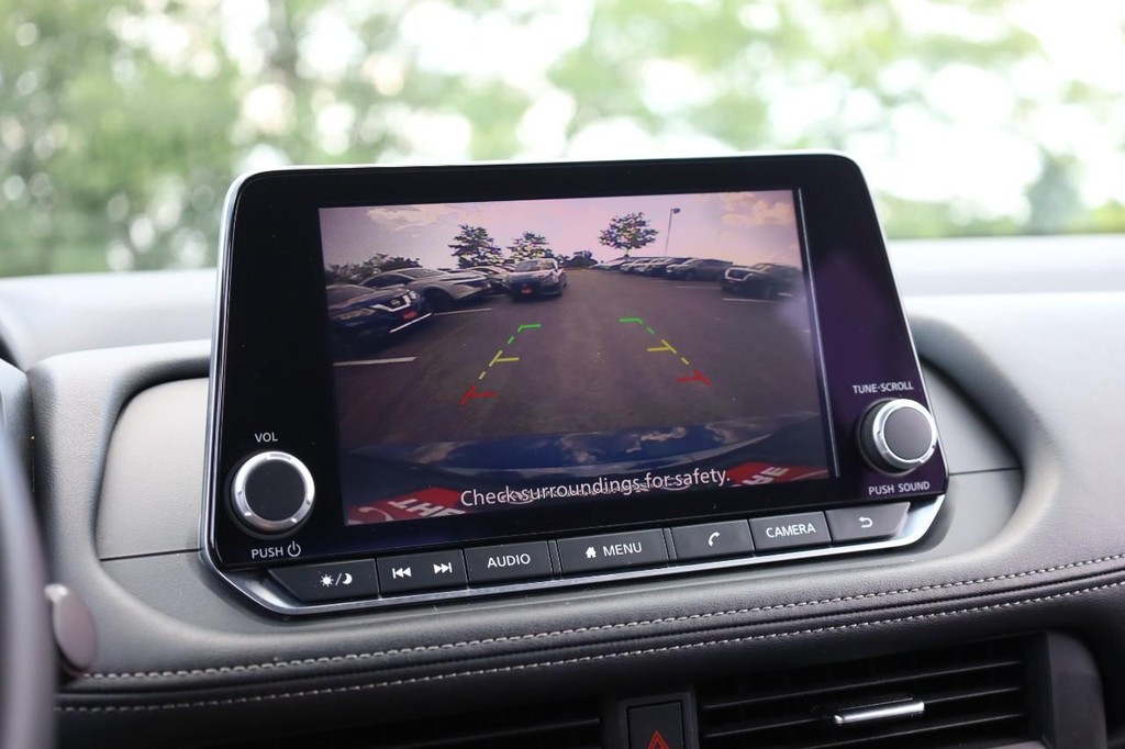 Nissan Rogue Vehicle Full-screen Gallery Image 12