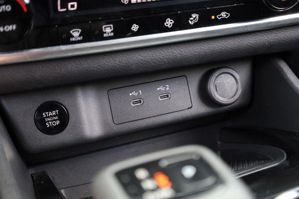 Nissan Rogue Vehicle Full-screen Gallery Image 14
