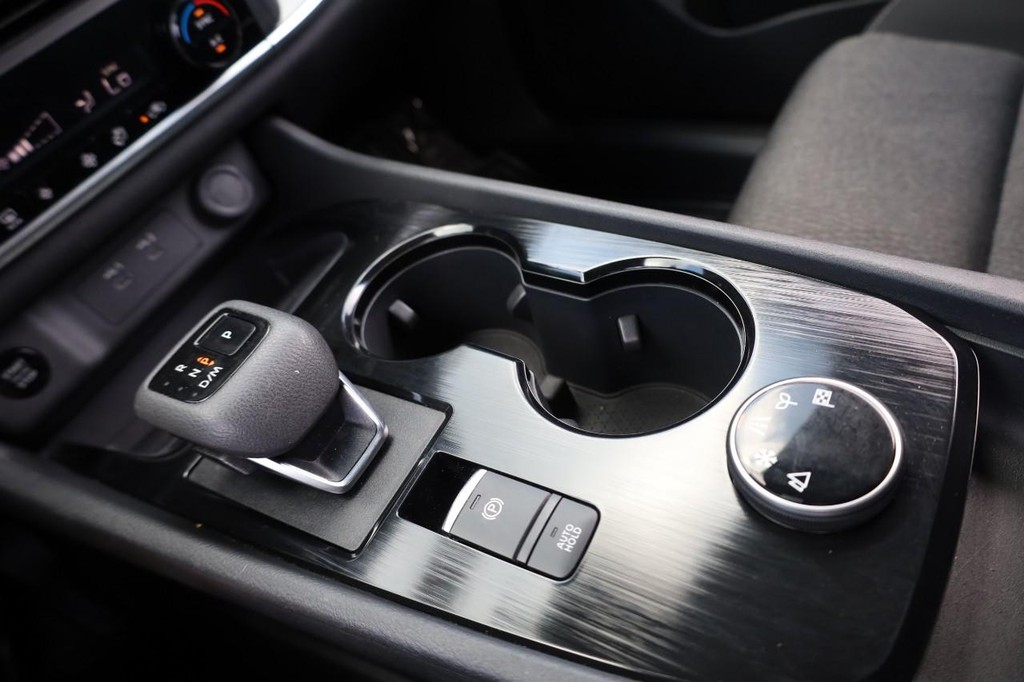 Nissan Rogue Vehicle Full-screen Gallery Image 15