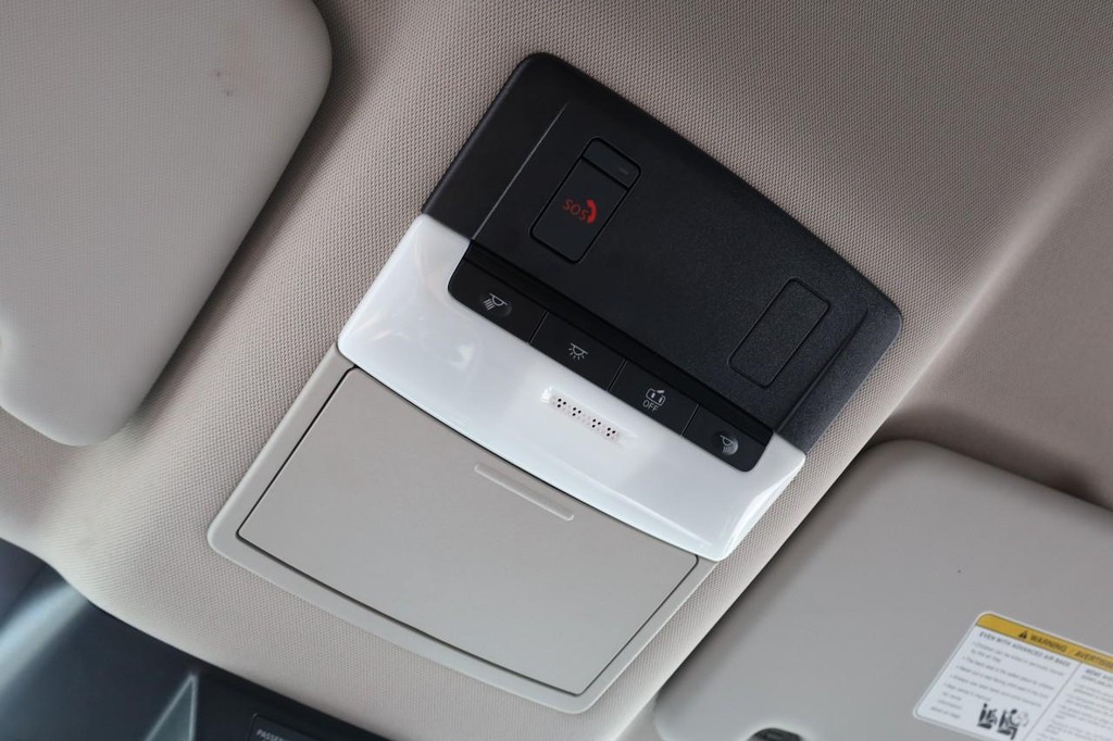 Nissan Rogue Vehicle Full-screen Gallery Image 16