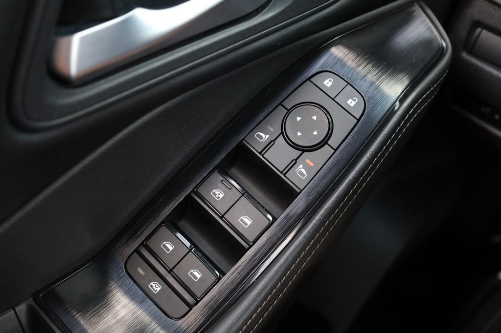 Nissan Rogue Vehicle Full-screen Gallery Image 17