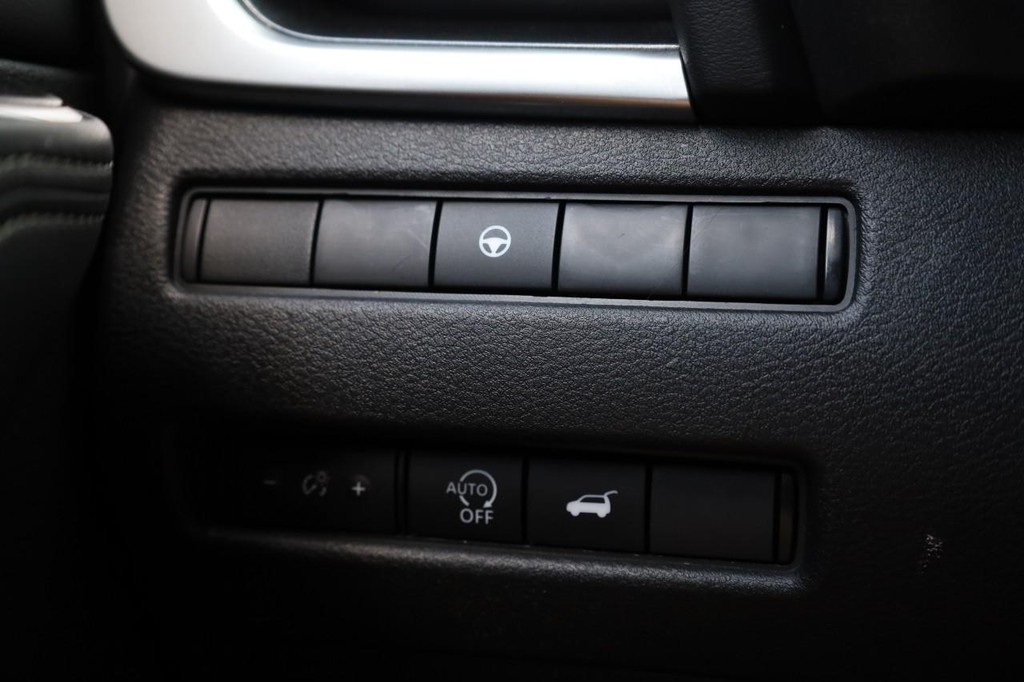 Nissan Rogue Vehicle Full-screen Gallery Image 18