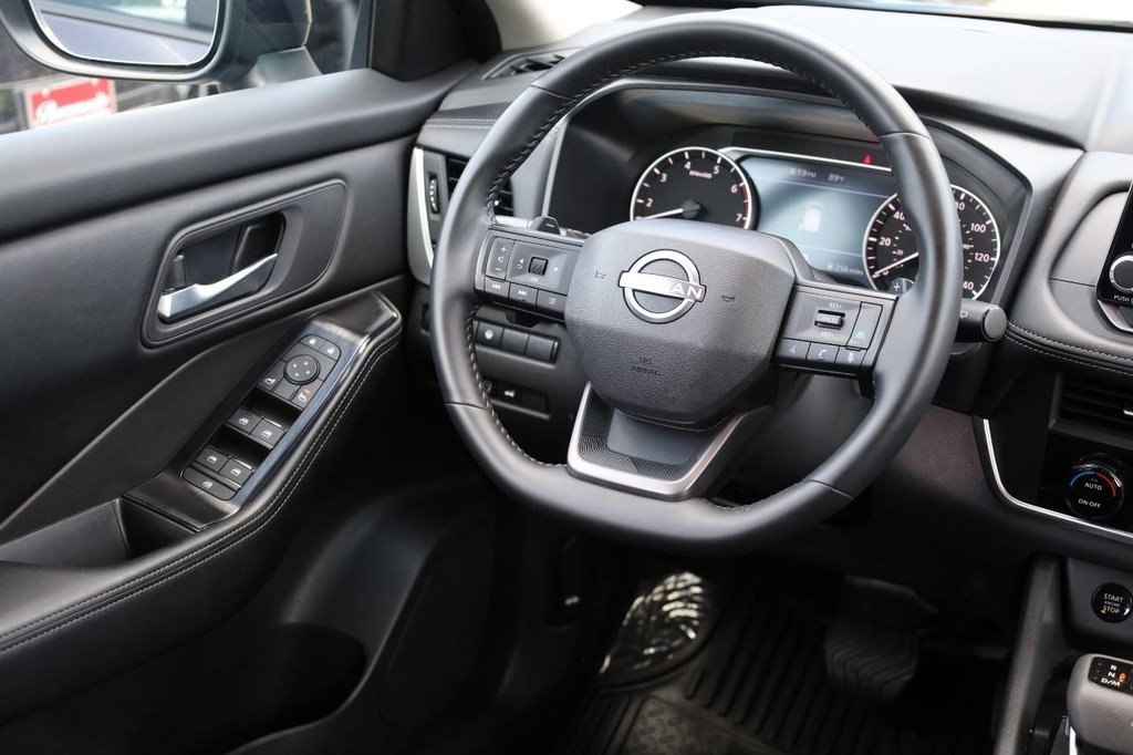 Nissan Rogue Vehicle Full-screen Gallery Image 23
