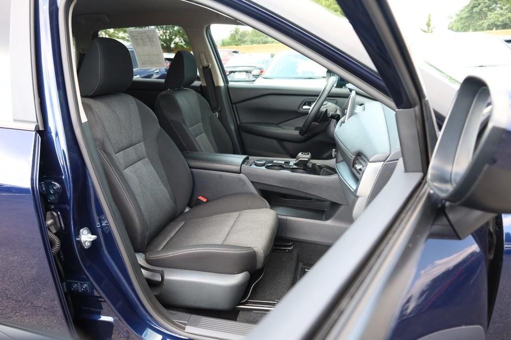 Nissan Rogue Vehicle Full-screen Gallery Image 24