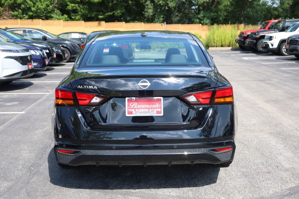 Nissan Rogue Vehicle Full-screen Gallery Image 6