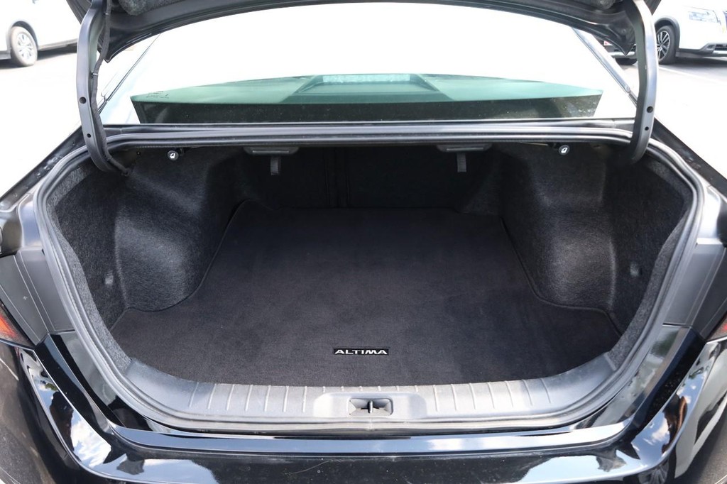 Nissan Rogue Vehicle Full-screen Gallery Image 7