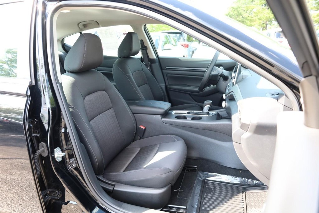 Nissan Rogue Vehicle Full-screen Gallery Image 8
