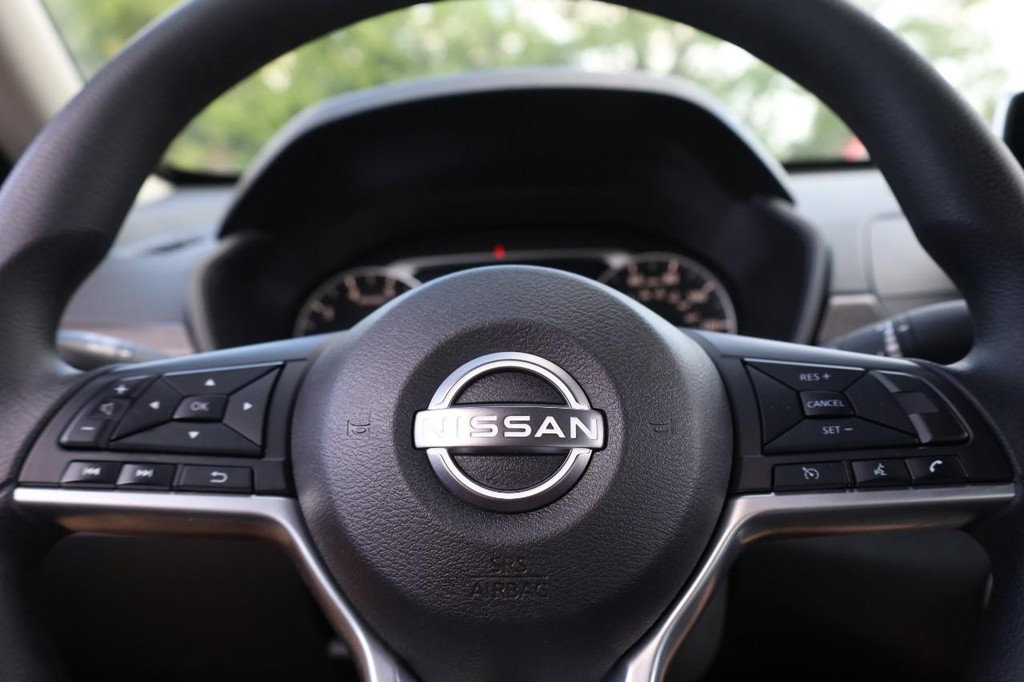 Nissan Rogue Vehicle Full-screen Gallery Image 9