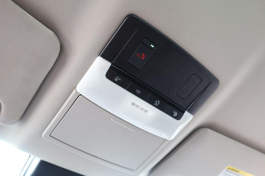 Nissan Rogue Vehicle Full-screen Gallery Image 16