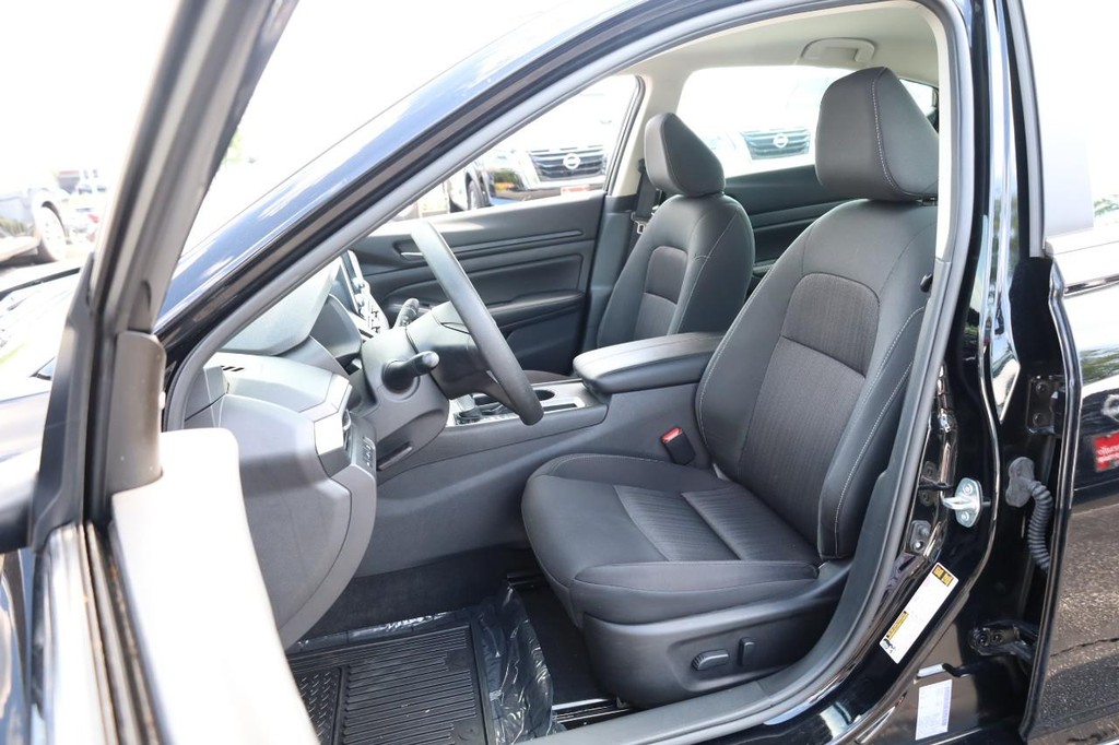 Nissan Rogue Vehicle Full-screen Gallery Image 24