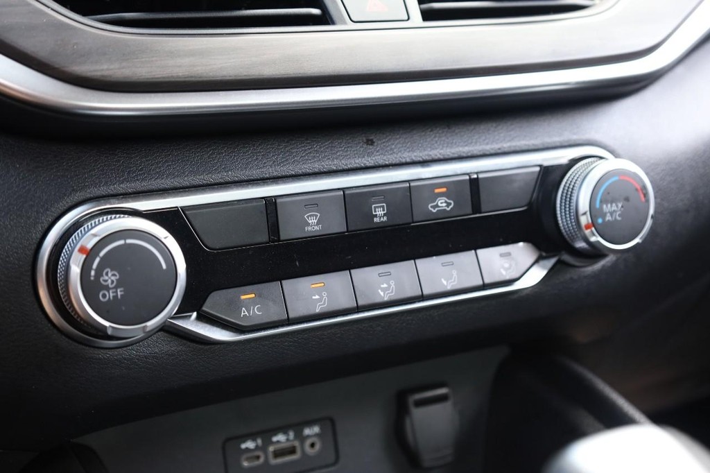 Nissan Rogue Vehicle Full-screen Gallery Image 29