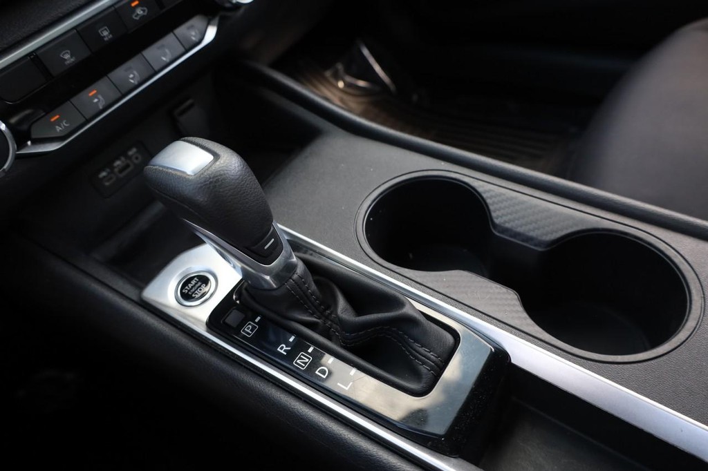 Nissan Rogue Vehicle Full-screen Gallery Image 31