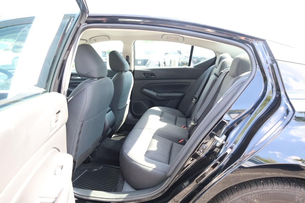 Nissan Rogue Vehicle Full-screen Gallery Image 35