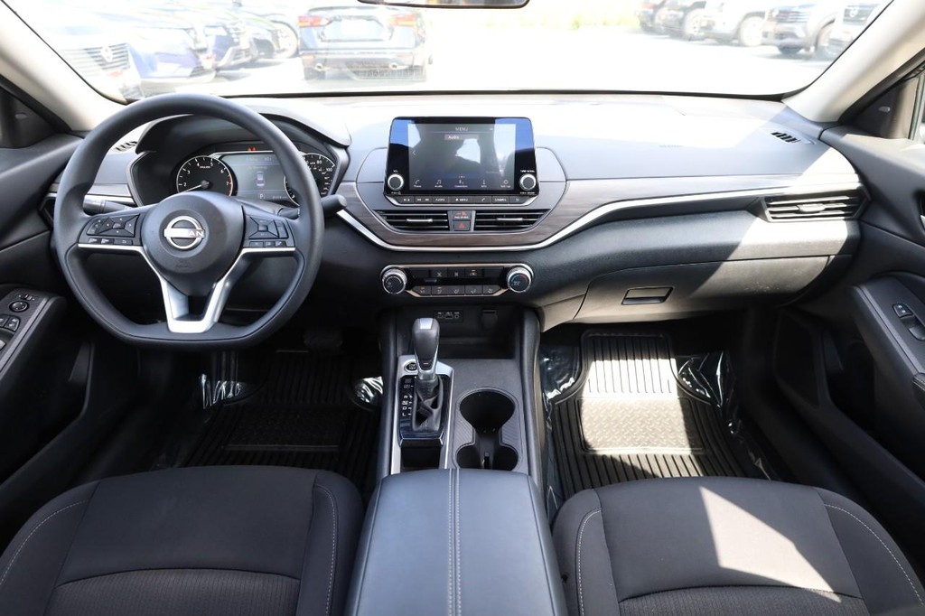 Nissan Rogue Vehicle Full-screen Gallery Image 37
